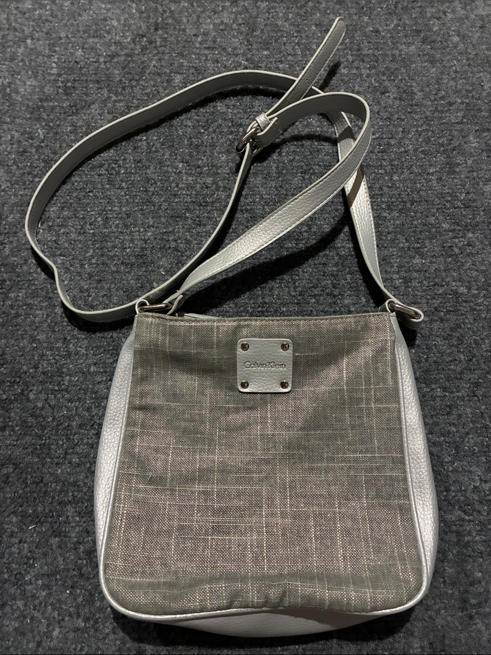 🎈Calvin Klein Silver and Gray Crossbody Bag